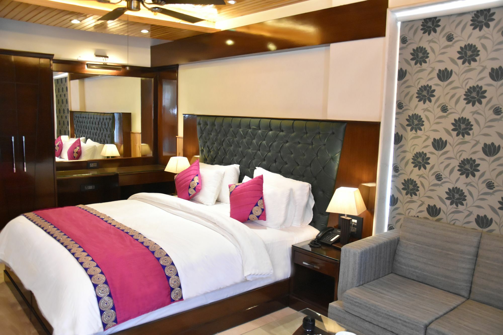 Wood Castle Grand Hotel New Delhi Eksteriør billede